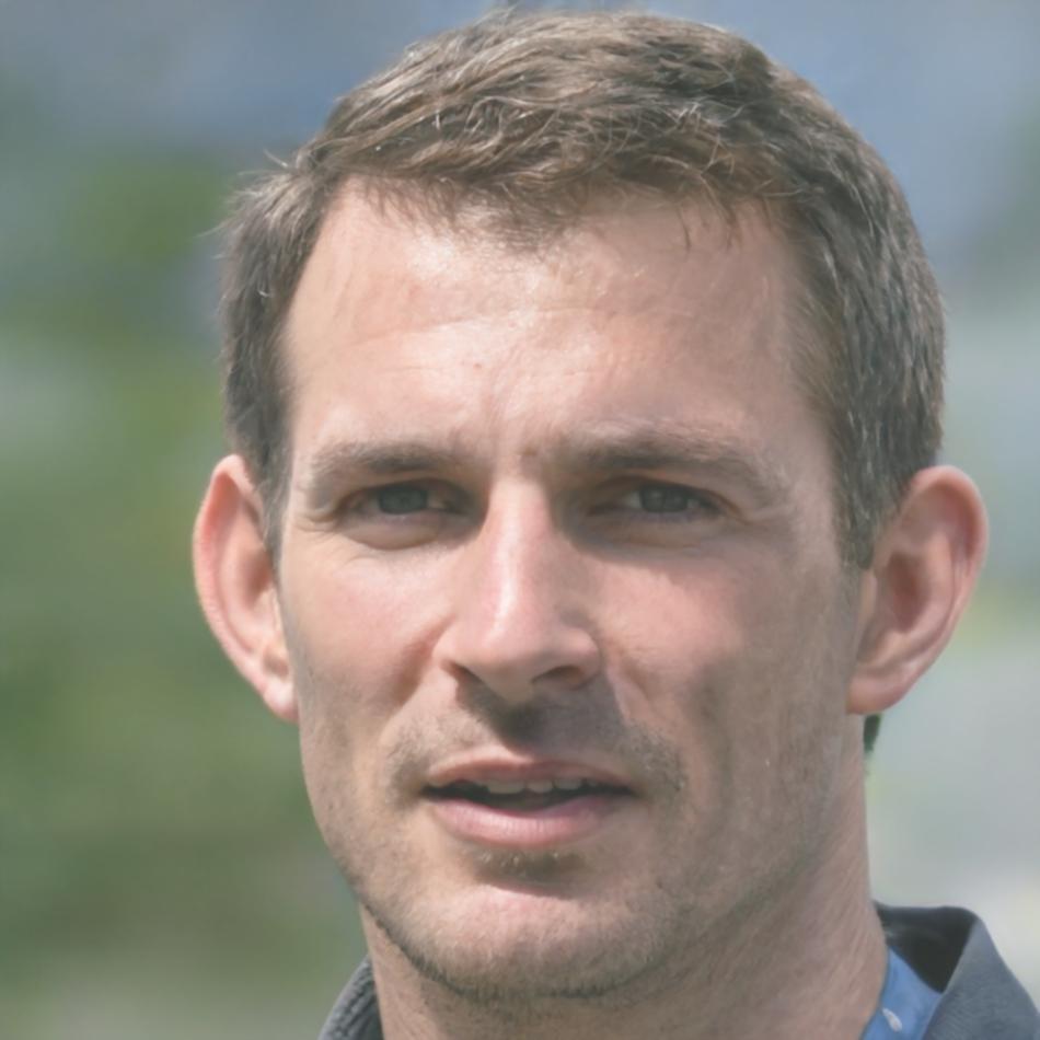 Portrait de Raphaël Dumont, analyste financier senior